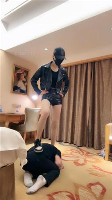 【美娜格格】生气暴打暴踹犯错家奴【完整版】 艾彩调教库 第13张