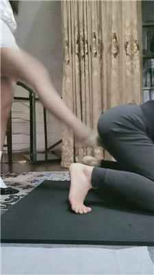 【游S】白袜肉丝脚踩脸窒息/袜子塞嘴踢踹/捆绑掐乳 艾彩调教库 第27张