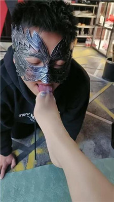 【咩祖】超高跟肉丝玩虐/骑马/喂口水/插嘴脚捂脸 艾彩调教库 第10张