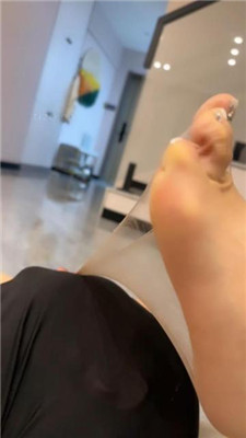 【辣姐】磕头求虐/转胯狗爬/丝袜脚诱惑/高跟踩乳 艾彩调教库 第22张
