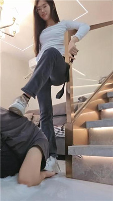 【嘉妮】运动后脏鞋臭袜踩虐 艾彩调教库 第3张