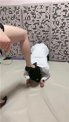 【清雅】女老板高跟暴力虐打西装狗 艾彩调教库 第2张