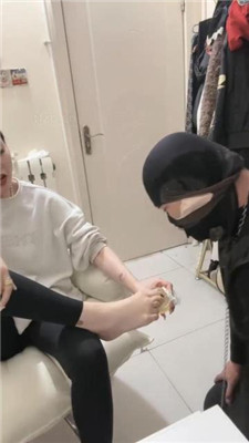 【小月牙】纹身女S-滴蜡/运动鞋踩虐/鞭打/脚喂食 艾彩调教库 第6张