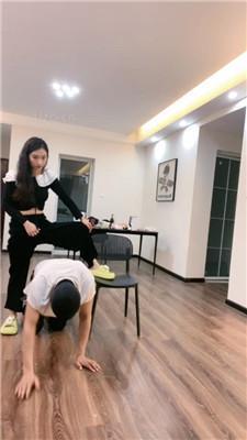 【七七】抽耳光/舔脏运动鞋/白袜脚捂脸/sp/转胯/掐乳 艾彩调教库 第8张