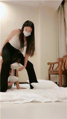 【梓晨】脏运动鞋踩虐/闻鞋子/骑马 艾彩调教库 第16张