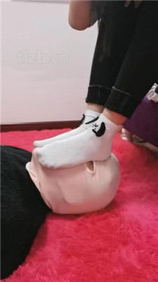 【凌儿女神】臭脚捂脸窒息/踩踏/骑马骑脖 艾彩调教库 第3张
