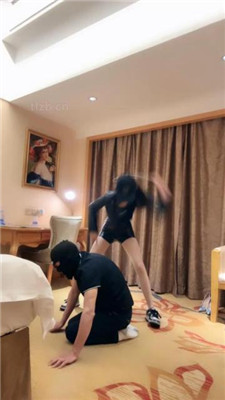 【美娜格格】生气暴打暴踹犯错家奴【完整版】 艾彩调教库 第12张