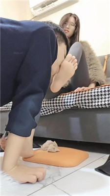【嘉妮】当脚垫/长靴肉丝踩/臭脚捂脸 艾彩调教库 第11张
