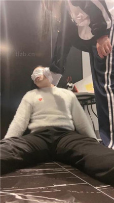 【阿月大王】学生服诱惑-空军一号/棉袜辱老师狗/清理脚趾缝 艾彩调教库 第14张