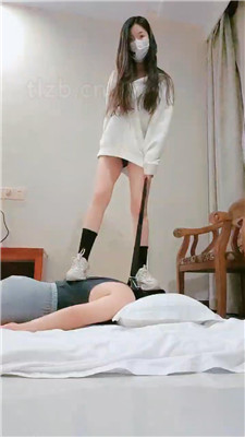 【梓晨】脏运动鞋踩虐/闻鞋子/骑马 艾彩调教库 第11张