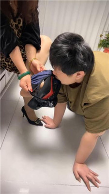 【冰色】恶毒继母-高跟肉丝脚踩狗儿子/口水鞋底 艾彩调教库 第26张