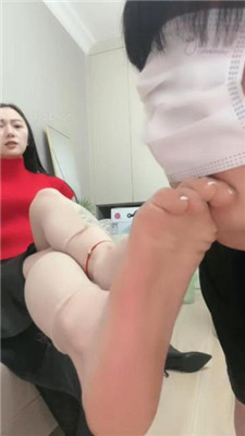 【三娘】挑战身体极限-口水/全踩/深喉插吐/跪舔呕吐物/磕头求饶 艾彩调教库 第17张
