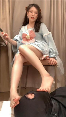 【小麦】皮鞋白袜萝莉S-磕头求虐/掐乳/臭脚狂舔 艾彩调教库 第14张
