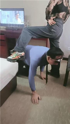【bibi团】转胯爬行/抽耳光/掐乳/舔闻脏鞋/嘴脱袜子 艾彩调教库 第6张