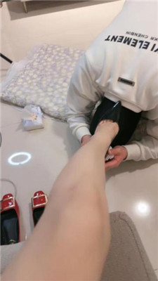 【然然】高跟黑丝踩/板子sp/鞋跟抽插/伺候沐足 艾彩调教库 第12张