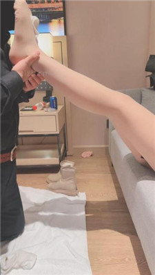 【赵奈奈】品尝裸足/踩脖窒息/吃白袜/清理白靴底 艾彩调教库 第6张