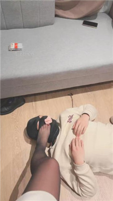 【赵奈奈】长靴黑丝训练狗舌/踩脖插嘴/人体座椅 艾彩调教库 第20张