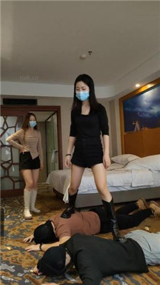 【小雅老师】双S虐双奴-长靴踢踹踩踏/脚插嘴/磕头/【双视角版】 艾彩调教库 第16张