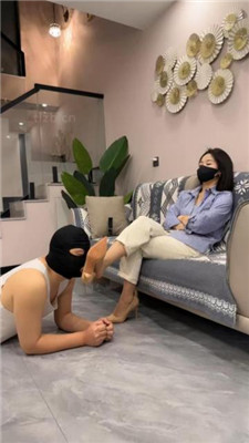 【辣姐】磕头求虐/转胯狗爬/丝袜脚诱惑/高跟踩乳 艾彩调教库 第11张