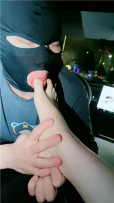 【冷玥】户外抓住偷拍狂疯狂虐【上】 艾彩调教库 第8张