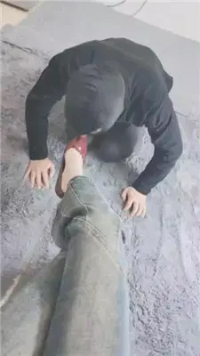 【灵竹】红高跟恋足跪舔/吮吸脚趾-HD绳艺资源网