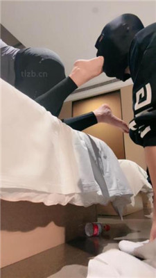 【沐阳大小姐】重度鞭打/腿绞窒息/胯下辱/闻舔超臭白袜/狗嘴夹脚趾 艾彩调教库 第23张