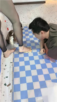 【Lel】脚插嘴/裸足踩狗脸/脚踩喂食 艾彩调教库 第18张