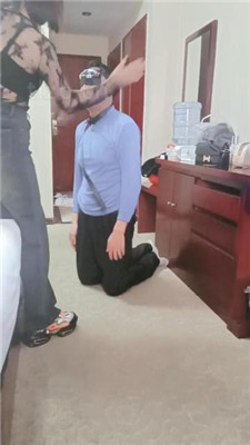【bibi团】转胯爬行/抽耳光/掐乳/舔闻脏鞋/嘴脱袜子 艾彩调教库 第4张
