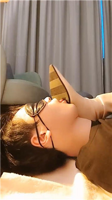 【米小唐】长靴踩虐/舔脏鞋发骚/喂口水 艾彩调教库 第9张