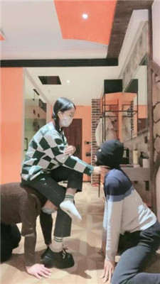 【子衿】双奴-磕头求虐/踩踏/碾压狗爪/舔脏鞋底/袜子塞嘴 艾彩调教库 第12张