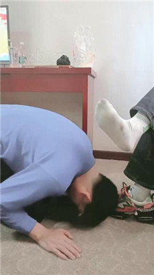 【bibi团】转胯爬行/抽耳光/掐乳/舔闻脏鞋/嘴脱袜子 艾彩调教库 第13张