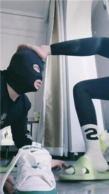 【奶糖】运动后超脏鞋臭白袜踩虐/气味控制辱 艾彩调教库 第15张