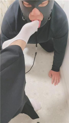 【上上】强迫狗舔穿一天的白鞋原味船袜 艾彩调教库 第4张