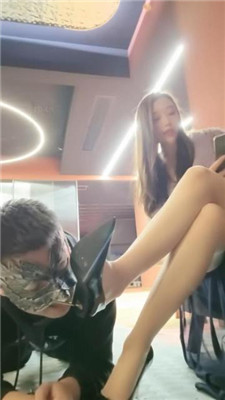 【咩祖】超高跟肉丝玩虐/骑马/喂口水/插嘴脚捂脸 艾彩调教库 第2张