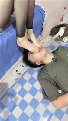 【Lel】脚插嘴/裸足踩狗脸/脚踩喂食 艾彩调教库 第11张