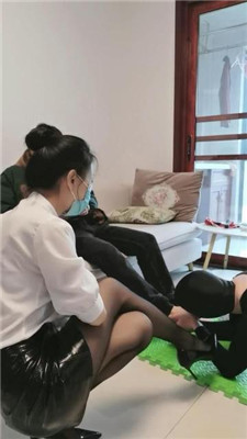 【凌儿女神】绿帽老公伺候情侣主 艾彩调教库 第4张