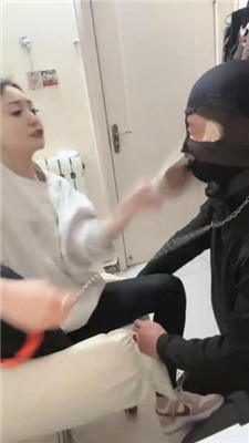 【小月牙】纹身女S-滴蜡/运动鞋踩虐/鞭打/脚喂食 艾彩调教库 第2张