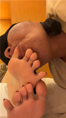 【甜心教主】近距离-疯狂啃吃黑丝美腿 艾彩调教库 第14张