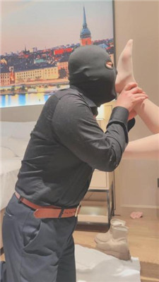 【赵奈奈】品尝裸足/踩脖窒息/吃白袜/清理白靴底 艾彩调教库 第8张