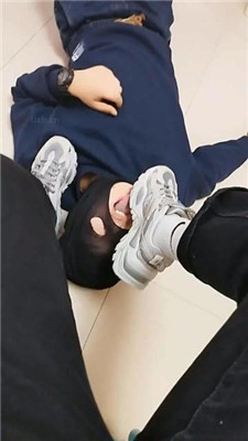【悦主大大】运动后舔脏鞋白袜/踩踏喂食/插嘴 艾彩调教库 第3张