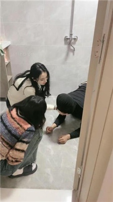 【64彤】双S-清理脏鞋脏袜/踩狗/下跪伺候洗漱就寝 艾彩调教库 第17张