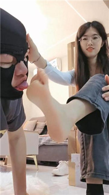 【嘉妮】运动后脏鞋臭袜踩虐 艾彩调教库 第17张