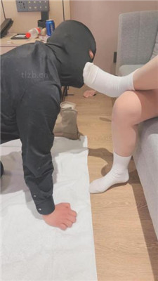 【赵奈奈】品尝裸足/踩脖窒息/吃白袜/清理白靴底 艾彩调教库 第2张