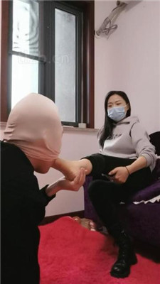 【凌儿女神】臭脚捂脸窒息/踩踏/骑马骑脖 艾彩调教库 第6张