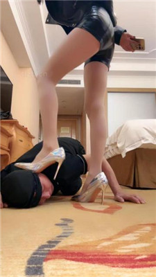 【美娜格格】生气暴打暴踹犯错家奴【完整版】 艾彩调教库 第19张