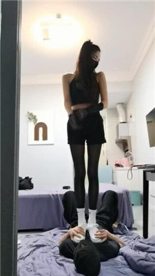 【皮皮】暴击虐-腿绞窒息/飞踹/全体重踩踏/虐乳 艾彩调教库 第12张