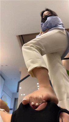 【辣姐】磕头求虐/转胯狗爬/丝袜脚诱惑/高跟踩乳 艾彩调教库 第18张