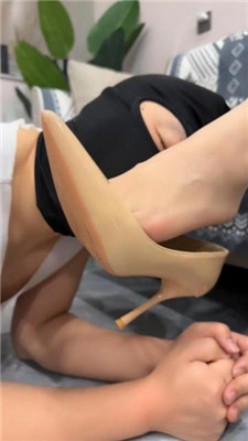 【辣姐】磕头求虐/转胯狗爬/丝袜脚诱惑/高跟踩乳 艾彩调教库 第13张