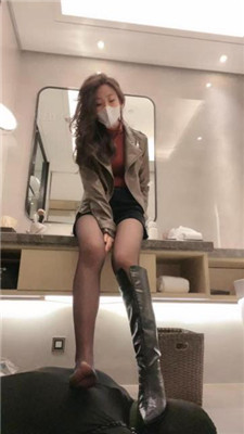 【禾未】腿绞窒息/蛇皮长靴踩虐/骑马/黑丝捂脸 艾彩调教库 第12张