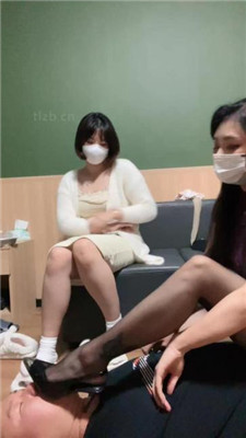 【莉宝儿】带素人175女大学生-膝盖顶裆/混合圣水/虐乳/脚耳光 艾彩调教库 第7张